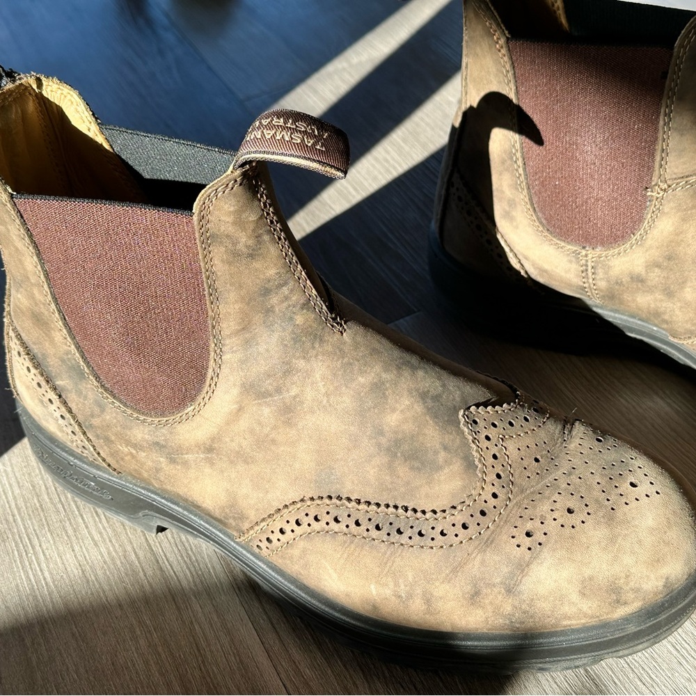 Limited Edition Blundstone Men's Chelsea Boots with Wingtip Detail.